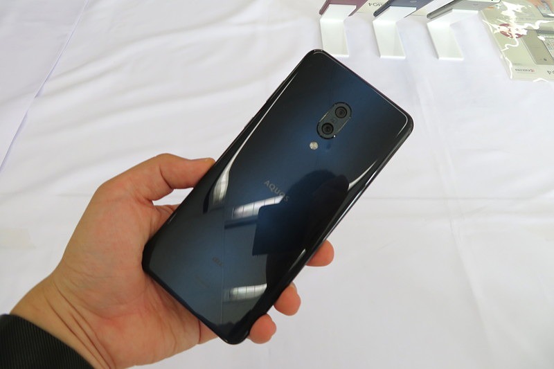 カラーバリエーションは2色。左からアストロブラック、ミスティホワイト