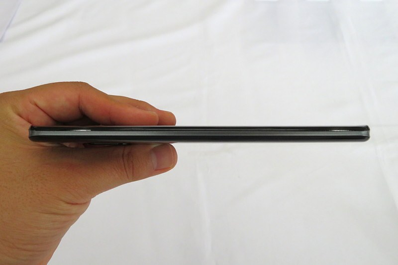 カラーバリエーションは2色。左からアストロブラック、ミスティホワイト