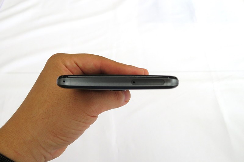 カラーバリエーションは2色。左からアストロブラック、ミスティホワイト