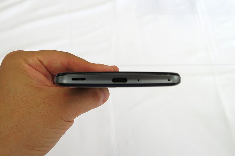 カラーバリエーションは2色。左からアストロブラック、ミスティホワイト