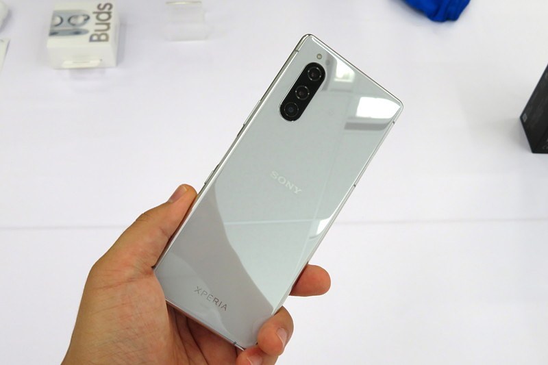 カラーバリエーションは4色。左からブラック、グレー、ブルー、レッド