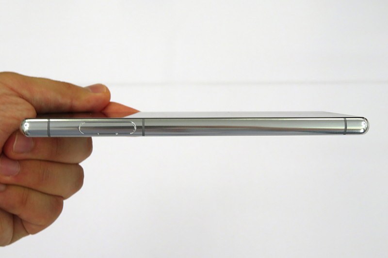 カラーバリエーションは4色。左からブラック、グレー、ブルー、レッド