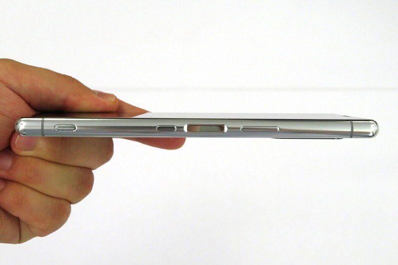 カラーバリエーションは4色。左からブラック、グレー、ブルー、レッド