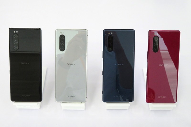 カラーバリエーションは4色。左からブラック、グレー、ブルー、レッド