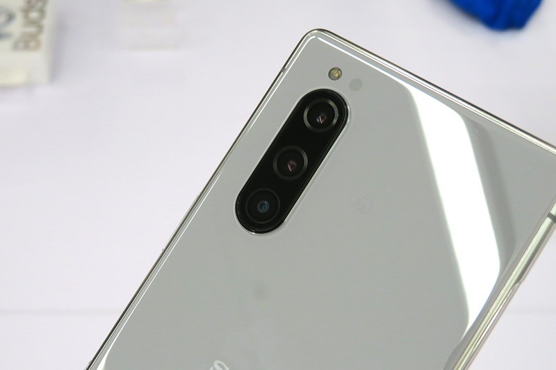 カラーバリエーションは4色。左からブラック、グレー、ブルー、レッド