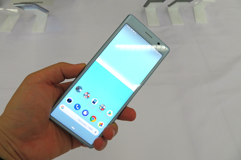 カラーバリエーションは4色。左からブラック、ホワイト、オレンジ、ブルー