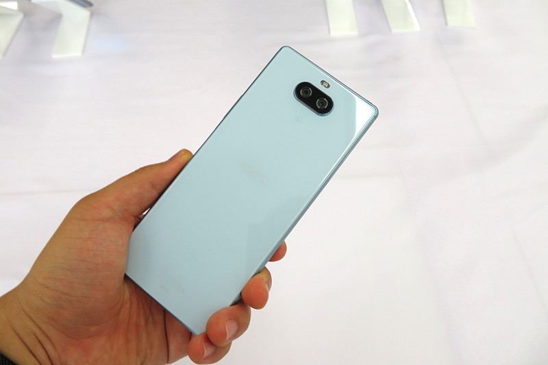 カラーバリエーションは4色。左からブラック、ホワイト、オレンジ、ブルー