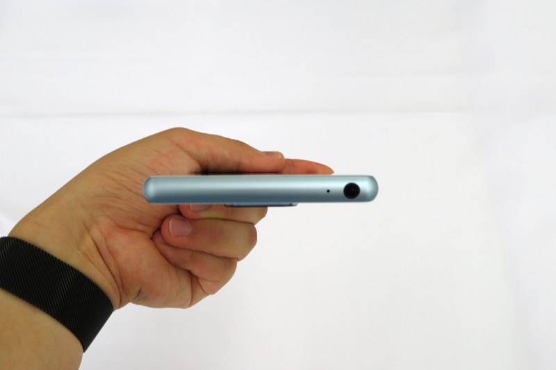 カラーバリエーションは4色。左からブラック、ホワイト、オレンジ、ブルー