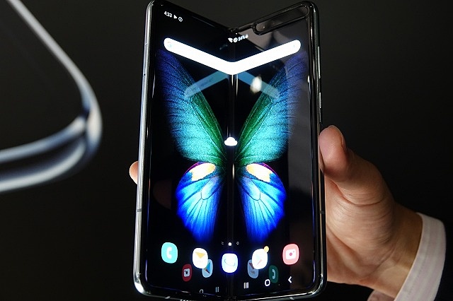 半開くらいにした様子。折り曲げてもディスプレイは点灯している