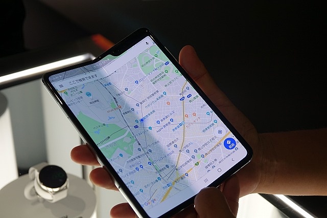 「もう少し大きい地図を見たい」と思ったら、端末を広げるだけ
