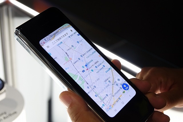 「もう少し大きい地図を見たい」と思ったら、端末を広げるだけ