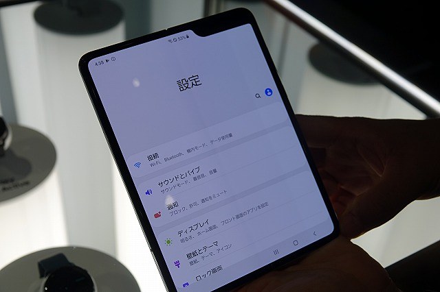 設定画面が異様に大きい。右上はインカメラ