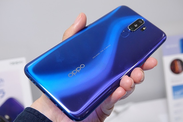 左＝ブルー　右＝グリーン