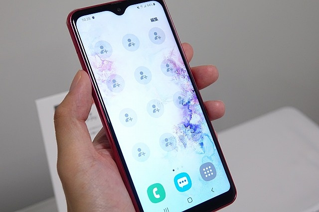 「かんたんモード」有効時のUI。ホーム画面に連絡先を登録できる