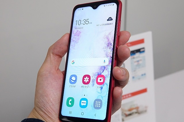 「かんたんモード」有効時のUI。ホーム画面に連絡先を登録できる