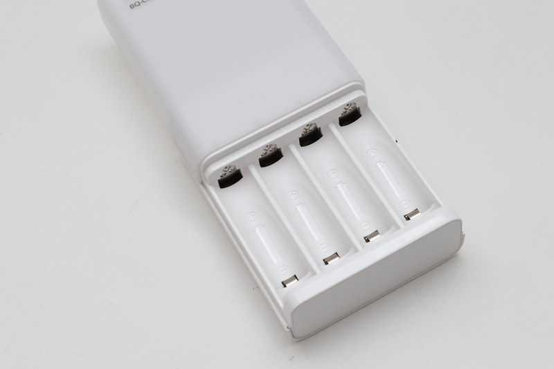 単3でも単4でも充電できるようになってる