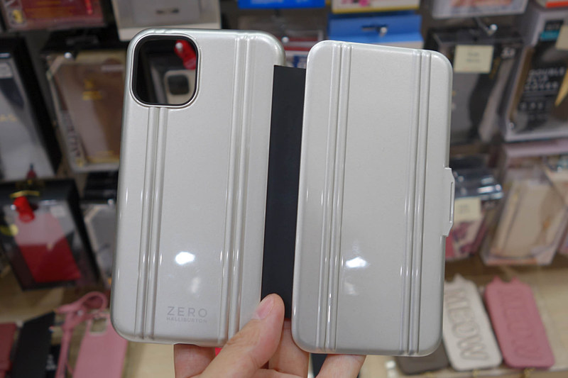 ZERO HALLIBURTON Hybrid Shockproof Flip case。取材時はiPhone 11版のシルバーは欠品していたほど売れてる模様