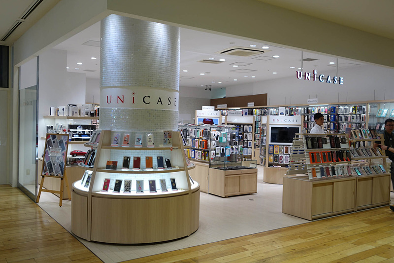 UNiCASE 東急プラザ表参道原宿。明治通りと表参道の交差点にある東急プラザに位置している。UNiCASEの店舗としては最大級の広さの旗艦店
