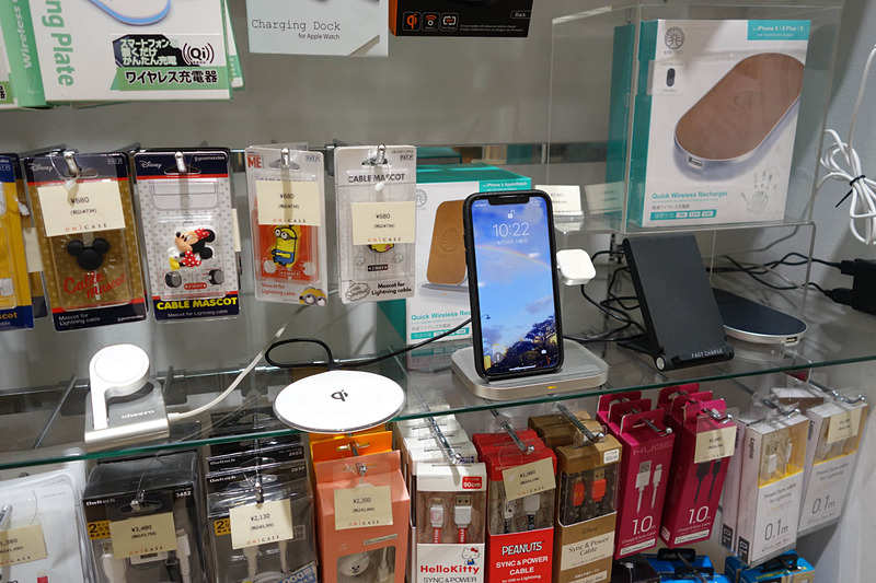 非接触充電器コーナー。Apple Watchの充電器も扱っている