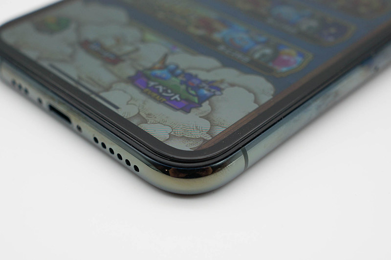 フルカバーフィルムは前面パネルのキワまであるので、ここまで拡大してもどこからが保護フィルムなのかがよくわからないレベルだ