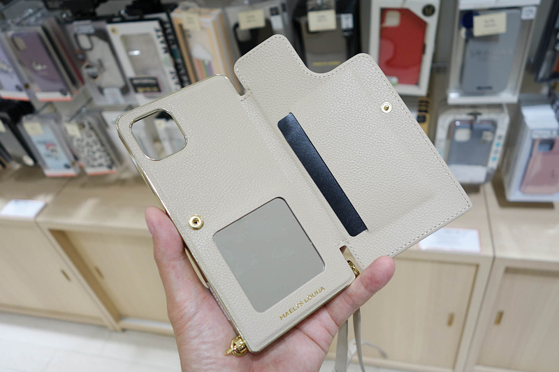 フリップを開けるとカード収納ポケットとミラーがある