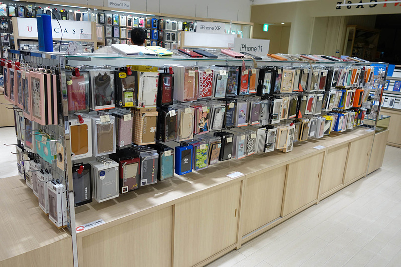 iPhone 11の棚。iPhone 11 Proより若干少ないが、バリエーションはかなりそろっている