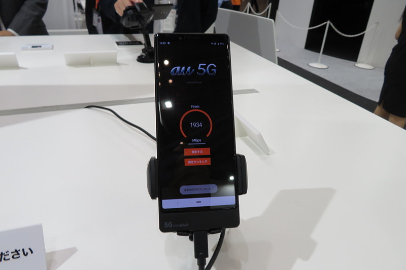 試作端末のデモ。約1.9Gbpsの5G通信を実現