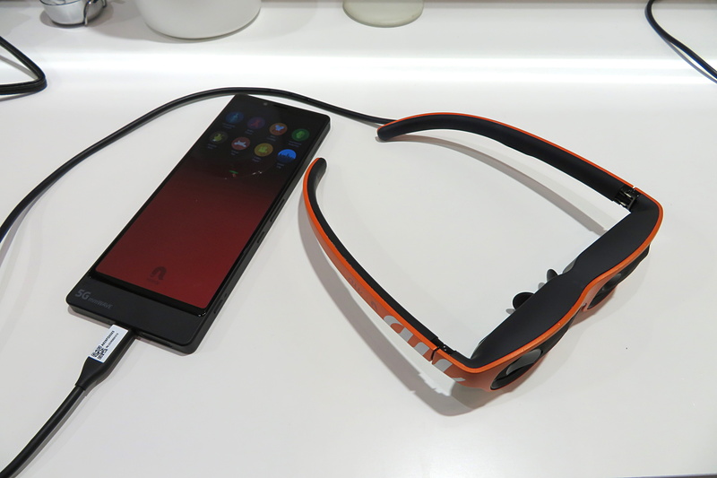 5G試作端末に接続されたNrealLight