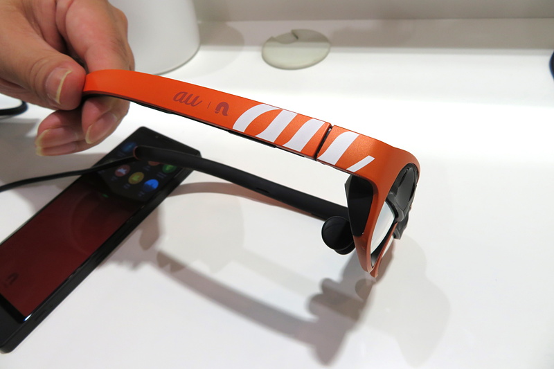 auのロゴが側面に入る