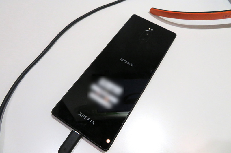 接続された5G試作端末の背面