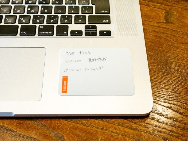 まずはノートPCに貼ってみた。Mサイズがちょうどいい