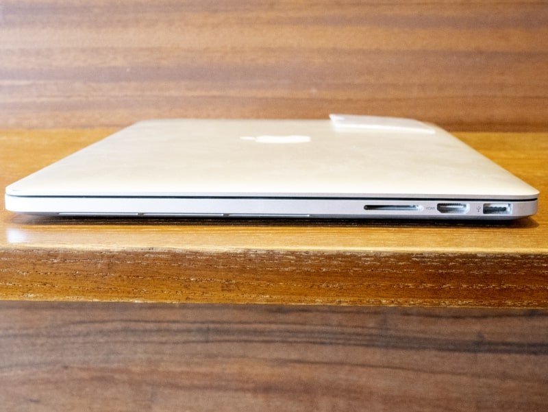 貼ったままでも、ノートPCをしっかり閉じることができる。使用しているのはMacBook Pro