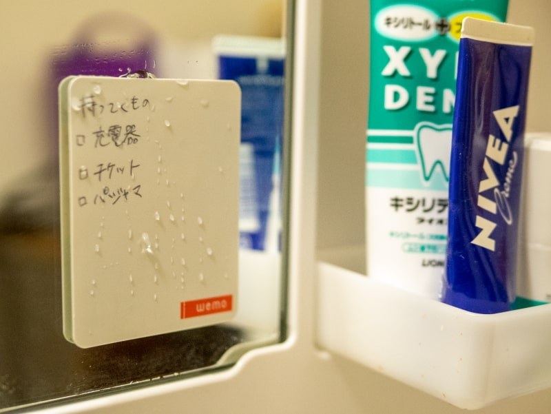 wemoは水に強く、濡れてもメモが消えない。洗面所に貼ってもOK