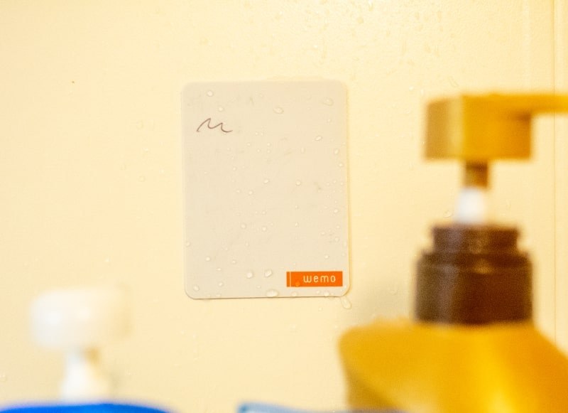 リマインダーはお風呂場に必要ないかもしれないが、入浴中はアイデアが浮かびやすいと聞く。それならお風呂場にメモがあってもいいだろう、とwemoを濡らした状態で書いてみたところ、とても水を弾き、ボールペンで問題なく書けた。ボールペンが湿気らないかぎりは大丈夫そうだ。ある程度濡れた壁にも貼れる