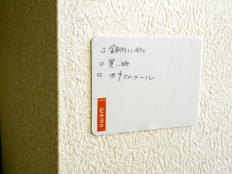 少しゴツゴツとした壁紙にも貼ることができた。目線の高さに貼っておくと、to doリストに便利