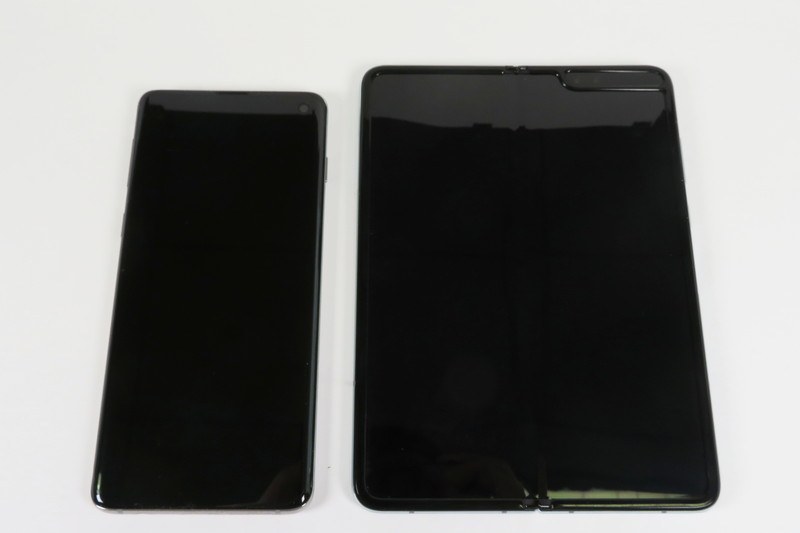 Galaxy S10（左）、Galaxy Fold（右）