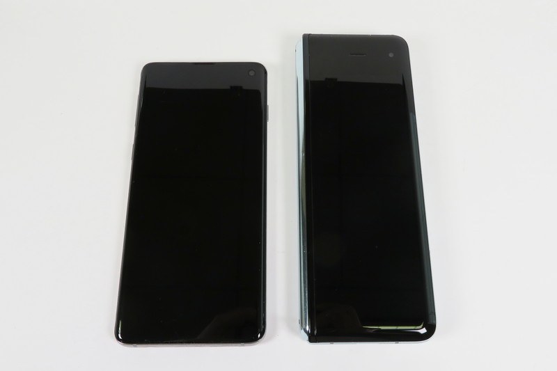Galaxy S10（左）、Galaxy Fold（右）