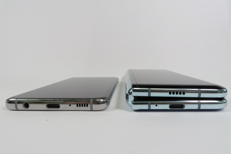 Galaxy S10（左）、Galaxy Fold（右）