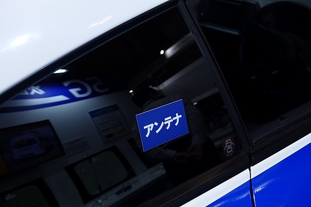 実験で使用された日産 GT-R。窓の室内側にアンテナが貼り付けられている