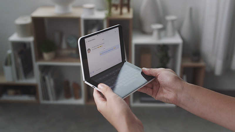 既存のスマートフォンよりも少し大きいディスプレイを2枚、搭載した折りたたみデザイン。このスタイルなら、コンパクトなモバイルPCのように使えそうだ