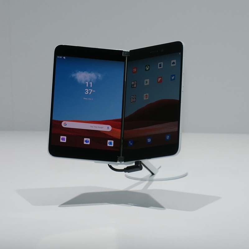 タッチ＆トライコーナーに展示されていたSurface Duo。Androidベースのプラットフォームで動作するが、マイクロソフトのアプリが搭載される