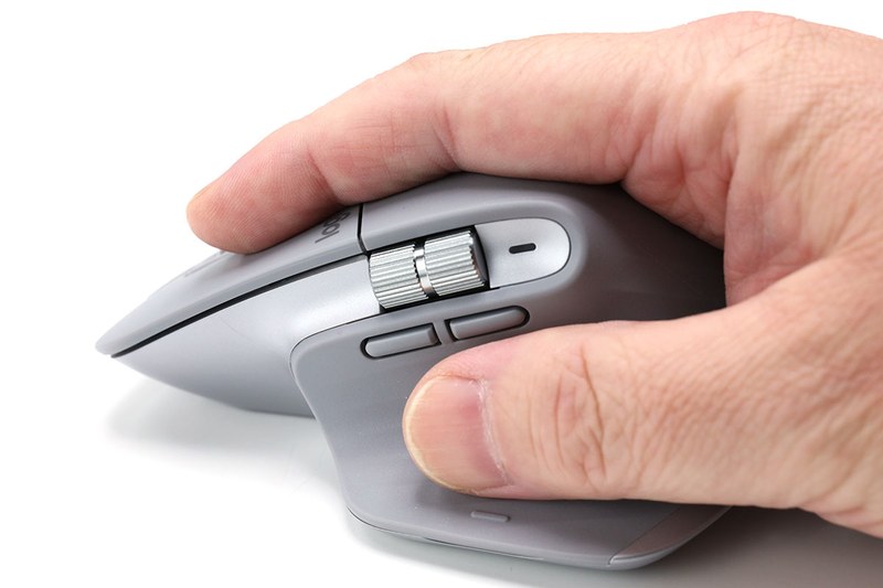 左はMX Masterを手にした様子、右はMX Master 3を手にした様子。MX Master 3は人差し指の付け根部分がやや高く、最初は少々違和感がありましたが、その違和感も使い始めの3日くらいで消滅しました。