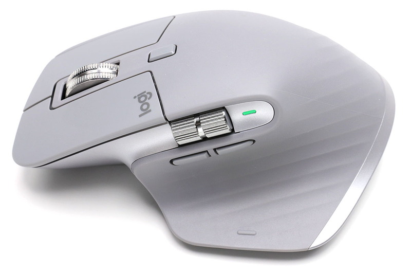 左写真で、マウス側面にあるサムホイールの右に見えるのが電池残量を示すLED。中央写真は、マウス前方にある充電用USBポートです（充電専用/PCとUSB接続しての有線マウス使用には非対応）。右写真はMX Master 3底面で、電源ボタンの他に3つの接続先変更ボタンもあります。