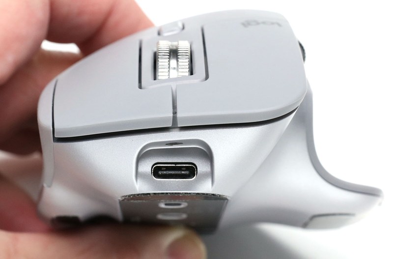 左写真で、マウス側面にあるサムホイールの右に見えるのが電池残量を示すLED。中央写真は、マウス前方にある充電用USBポートです（充電専用/PCとUSB接続しての有線マウス使用には非対応）。右写真はMX Master 3底面で、電源ボタンの他に3つの接続先変更ボタンもあります。