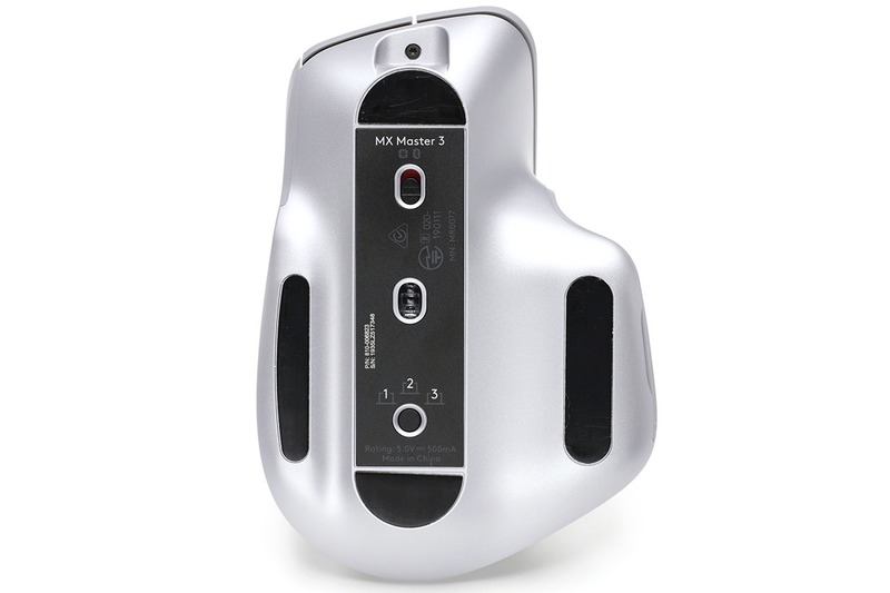 左写真で、マウス側面にあるサムホイールの右に見えるのが電池残量を示すLED。中央写真は、マウス前方にある充電用USBポートです（充電専用/PCとUSB接続しての有線マウス使用には非対応）。右写真はMX Master 3底面で、電源ボタンの他に3つの接続先変更ボタンもあります。