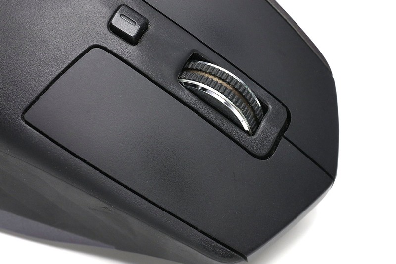 左はMX Masterのスクロールホイール。右がMX Master 3のスクロールホイールで、ステンレス製です。