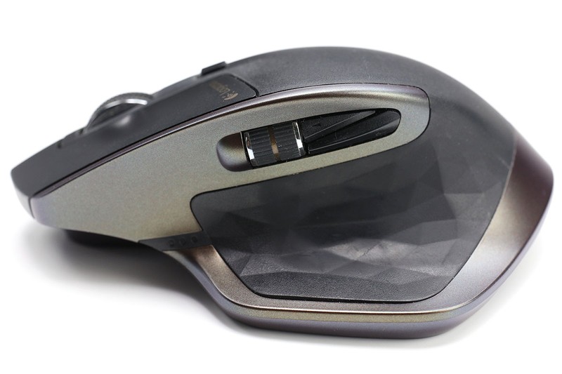 左がMX Masterのボタン配置で、MX MASTER 2Sも同様です。進む・戻るに使われるボタンが重なっていて、スムーズに使うには慣れが必要でした。右はMX Master 3のボタン配置で、至って普通な感じに。サムホイールも大きくなり、自然な感覚で使えるようになりました。