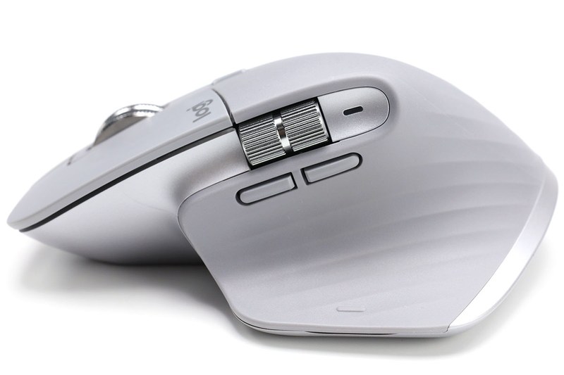 左がMX Masterのボタン配置で、MX MASTER 2Sも同様です。進む・戻るに使われるボタンが重なっていて、スムーズに使うには慣れが必要でした。右はMX Master 3のボタン配置で、至って普通な感じに。サムホイールも大きくなり、自然な感覚で使えるようになりました。