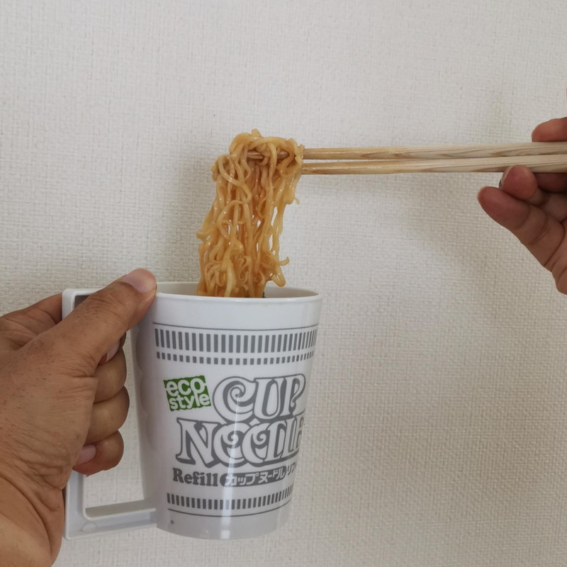 マグカップのハンドル効果で、これほどまでカップヌードルが安定して食べられるとは全く想定外だった