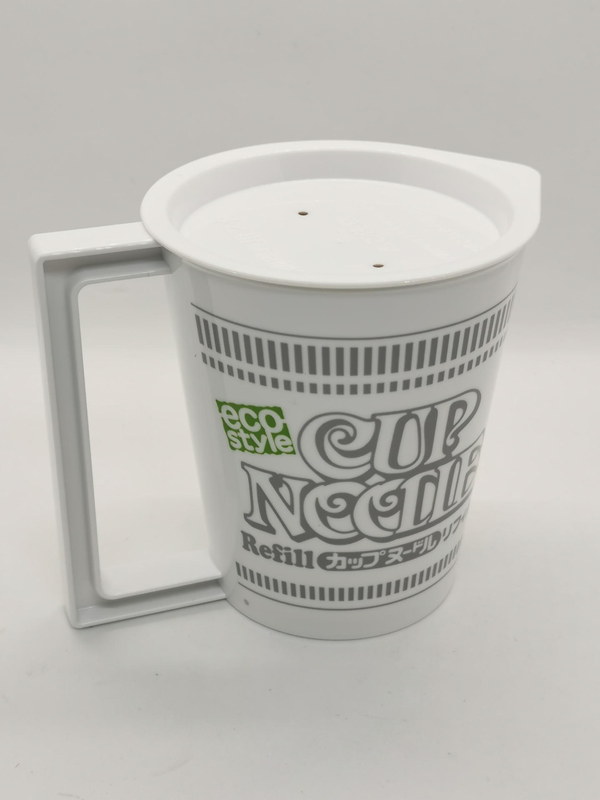 リフィル[詰め替え]用フタ付きマグカップは専用リフィルのラーメンを何度でもECOに食べられる140度まで耐熱のポリプロピレン製フタつきマグカップだ。